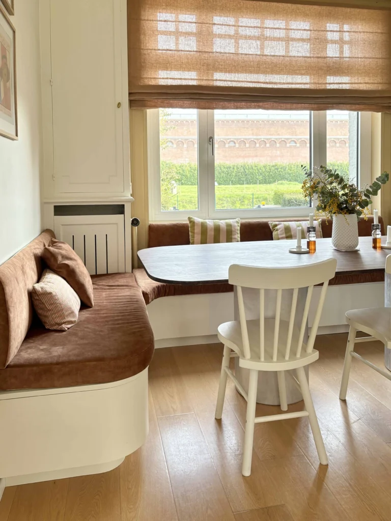 espace banquette sur mesure avec grande table arrondie. Les bords arrondis du banc créent une transition douce vers le salon.