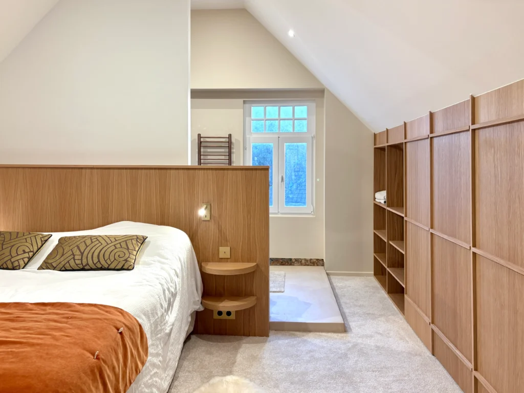Duquenière 5 tête de lit sur mesure avec tablettes, liseuses, et interrupteurs en laiton brossé