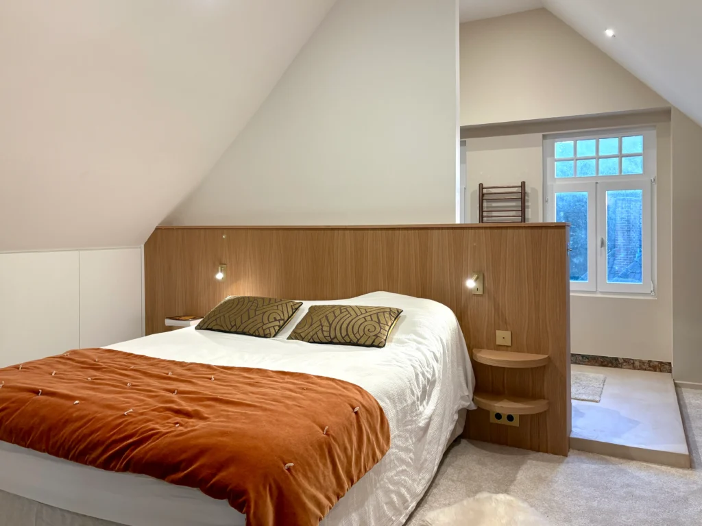 Duquenière 4 grande tête de lit sur mesure avec chevets intégrés, rangements sous pente blanc discrets
