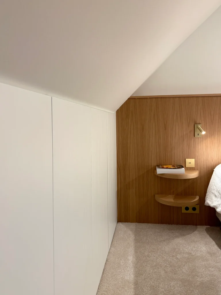 Duquenière 6 optimisation des rangements sous pente dans les combles pour créer une suite parentale, chambre ouverte sur la salle de bain