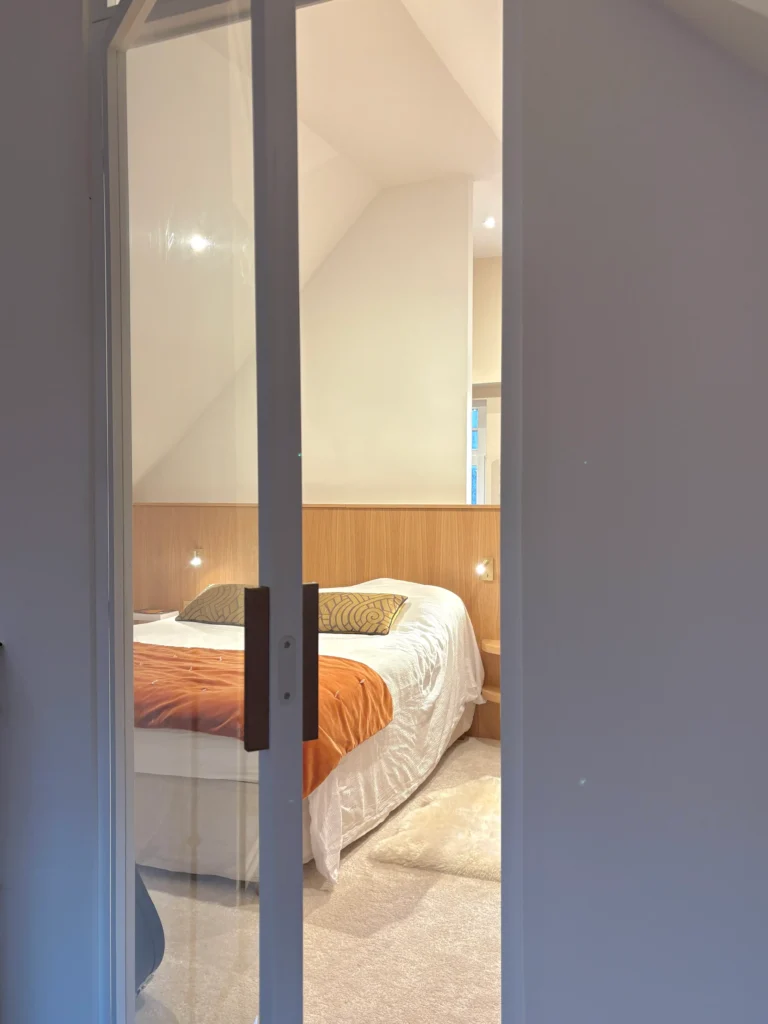 Duquenière 10 porte verrière sur mesure pour accéder à la chambre